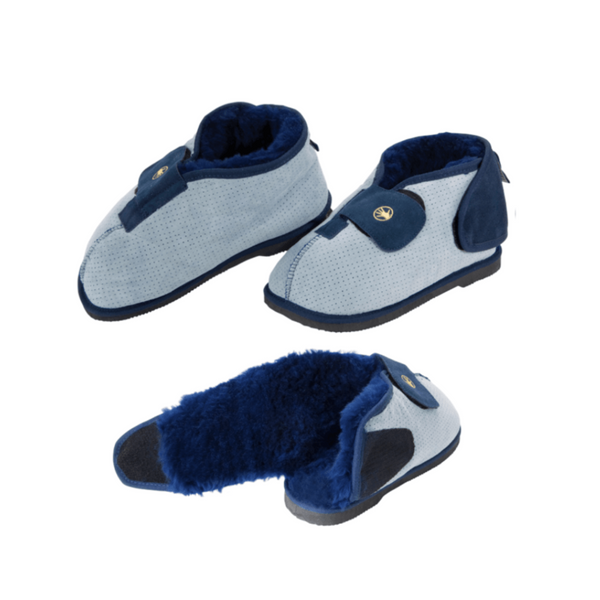  The adjustable hook and loop straps on the heel and top of the foot allow for a comfortable, custom fit throughout the day, helping to accommodate any swelling or discomfort. Made with natural wool, the boot keeps feet comfortable and dry by wicking away moisture.